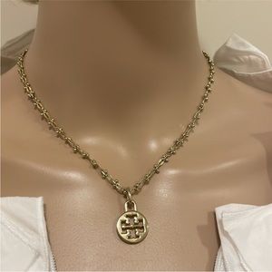 NEW✨Pendant with Tory Burch Round Logo charm/medallion